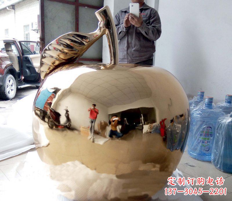 重庆精美的不锈钢镜面苹果雕塑