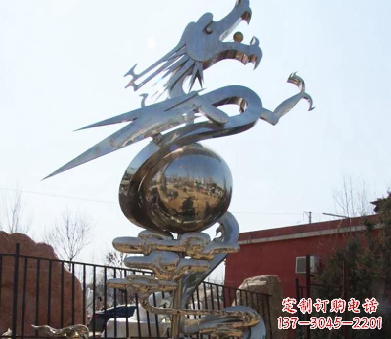 重庆传统与现代完美结合的青铜龙雕塑