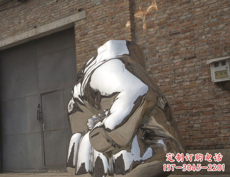重庆冰冷威力,让精神抖动的不锈钢拳头雕塑