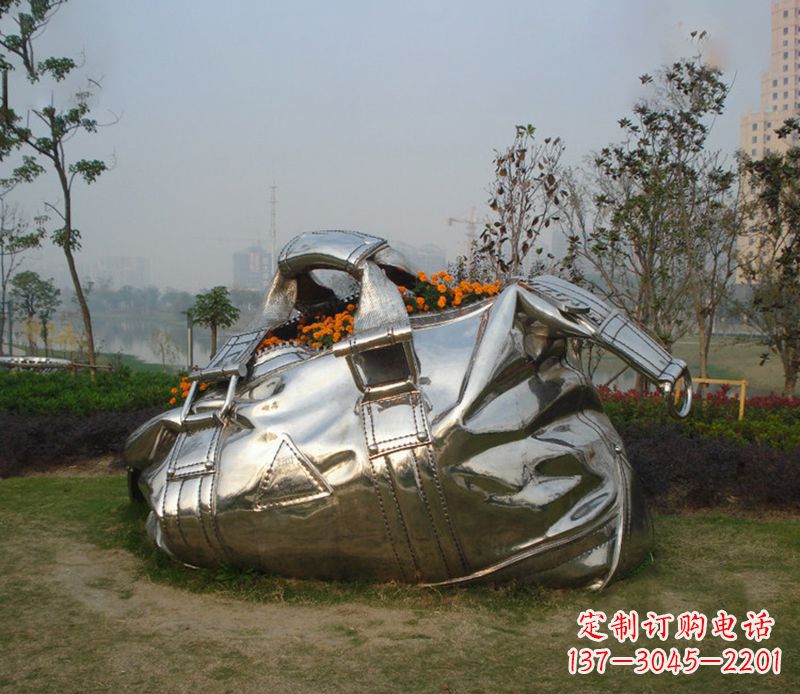 重庆不锈钢手提包雕塑--传承经典,拥有独特之美