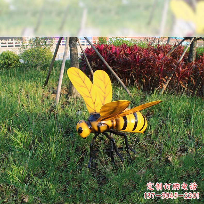 重庆公园草坪动物插件,仿真大马蜂玻璃钢雕塑