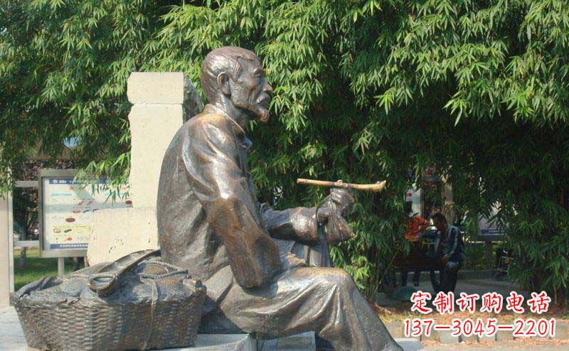 重庆公园抽袋烟的老人小品铜雕