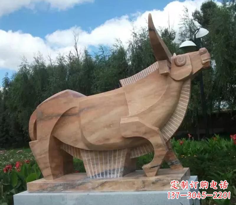 重庆公园抽象动物牛石雕