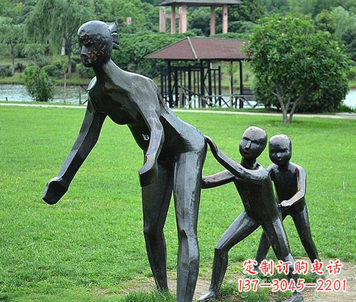 重庆公园抽象老鹰捉小鸡人物铜雕