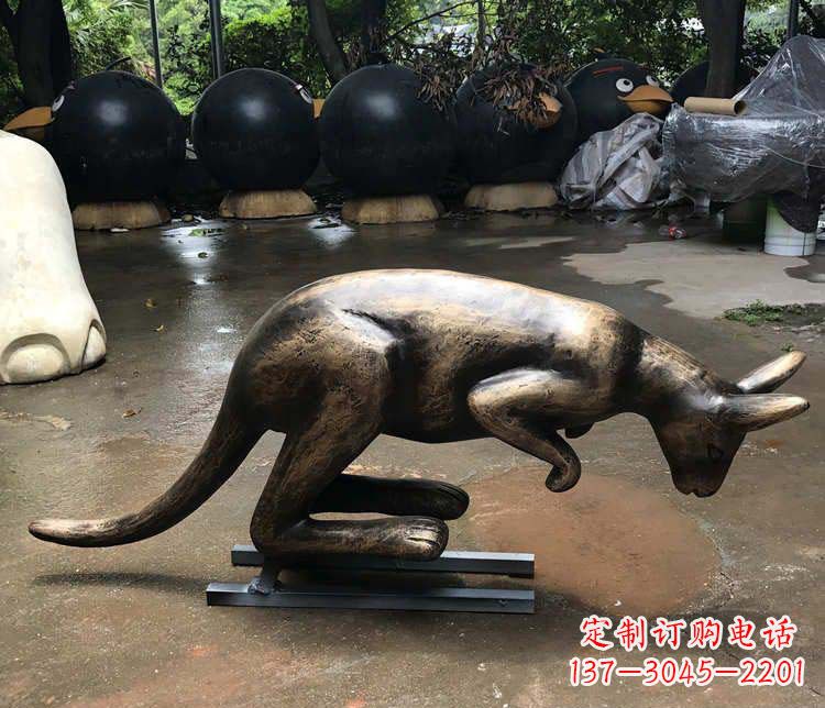 重庆公园袋鼠动物铜雕
