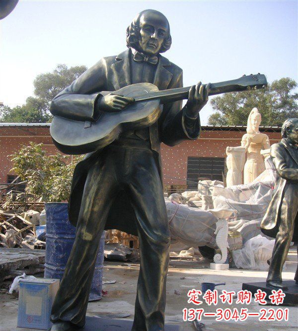 重庆公园弹吉他的西方男人人物铜雕