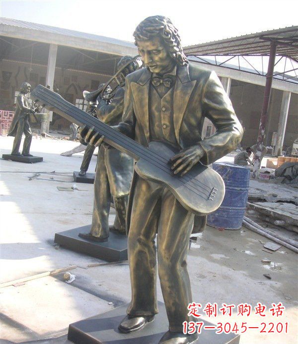 重庆公园弹吉他的西方人物铜雕