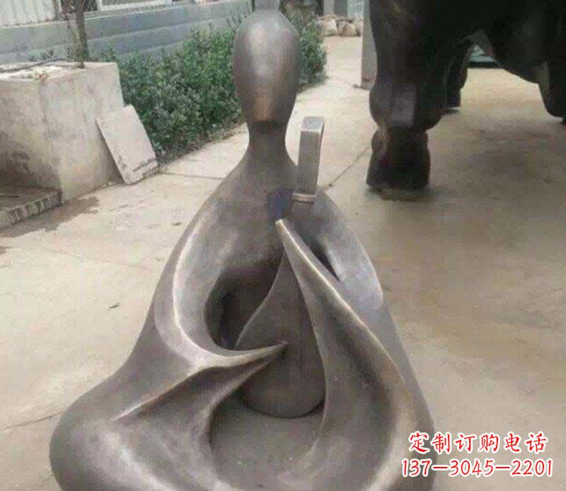 重庆公园弹琵琶的抽象人物景观铜雕
