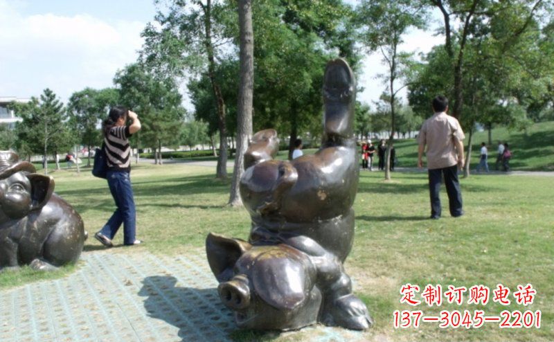 重庆公园倒立的猪动物铜雕