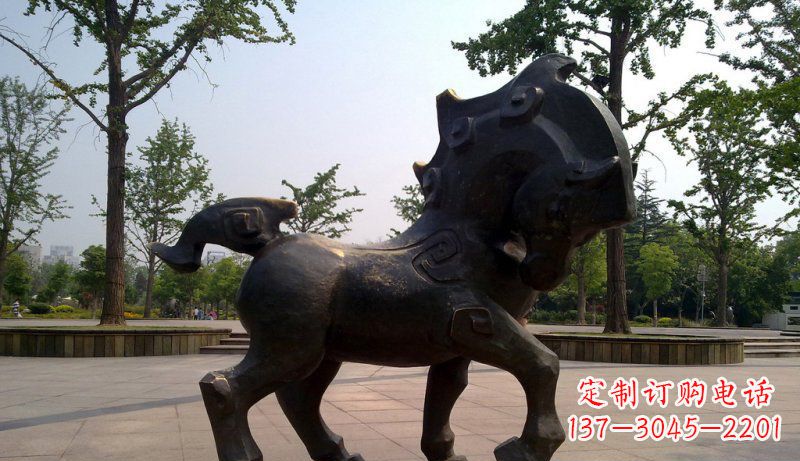 重庆公园低头的抽象小马动物铜雕