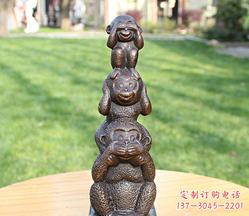 重庆公园叠罗汉的猴子动物景观铜雕