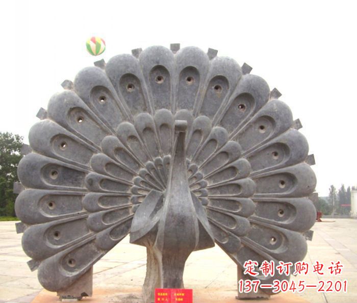 重庆公园动物孔雀开屏石雕