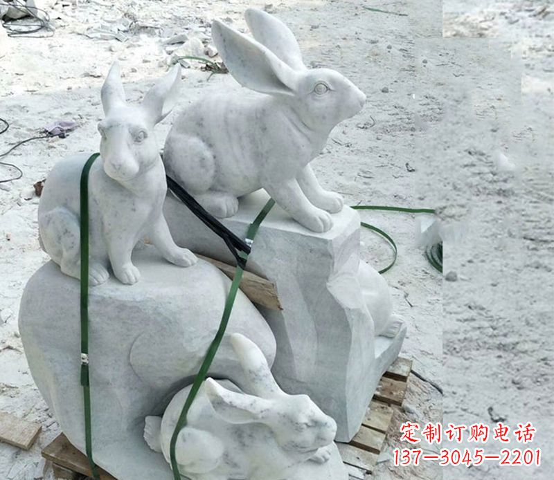 重庆活泼可爱的兔子雕塑