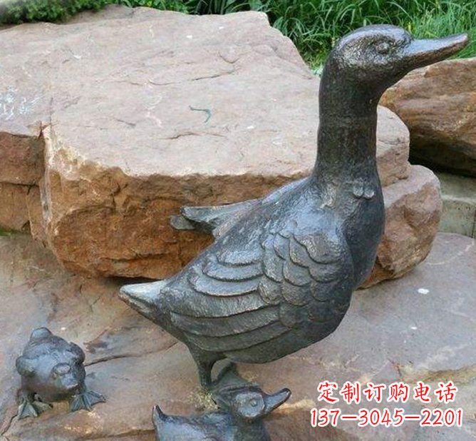 重庆公园动物鸭子铜雕