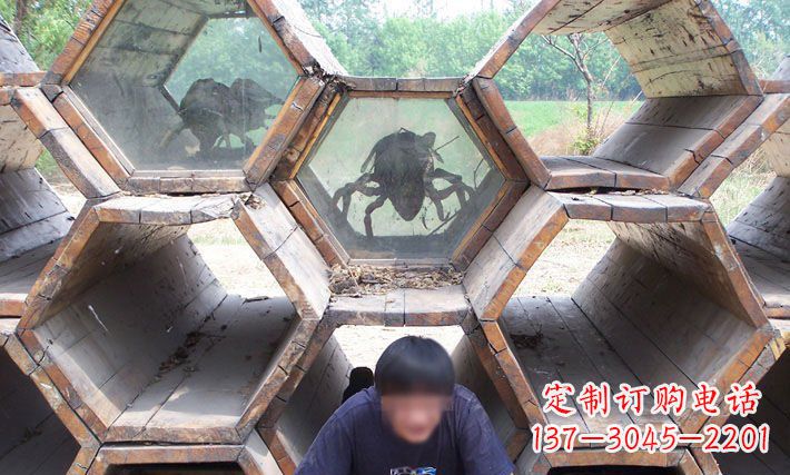 重庆公园蜂巢里的蜜蜂动物铜雕