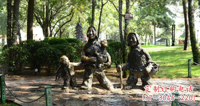 重庆公园赶路的抽象妇女和小孩小品铜雕