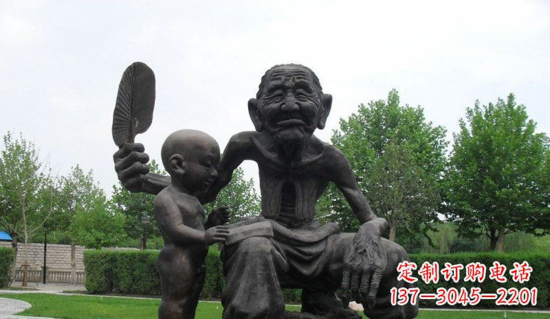 重庆公园给孙子扇风的老人小品铜雕