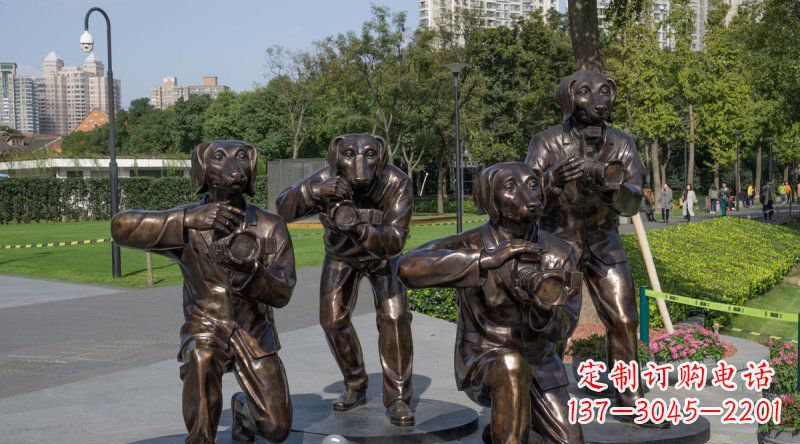 重庆公园狗头人身创意铜雕
