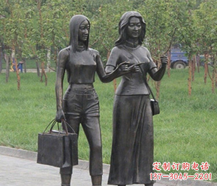 重庆公园逛街女性人物铜雕塑