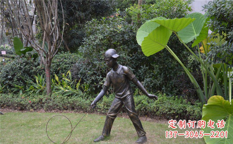 重庆公园滚铁环的小男孩人物铜雕