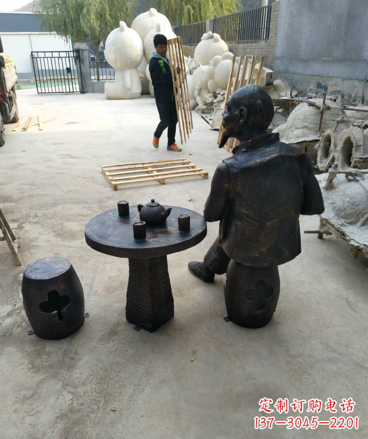 重庆公园喝茶的老人铜雕