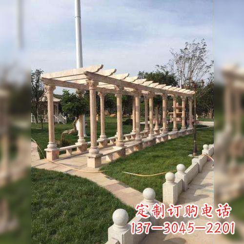重庆增添公园美景的长廊石雕