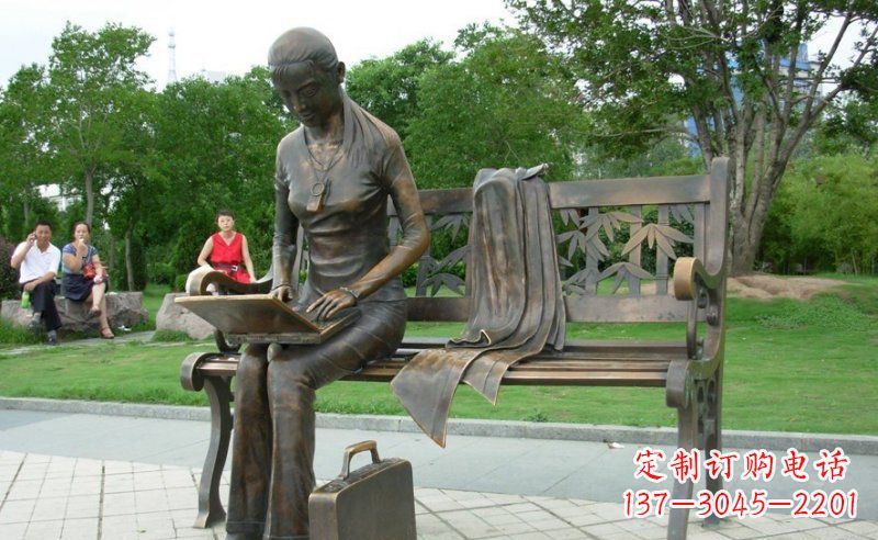 重庆公园看电脑的女孩人物铜雕