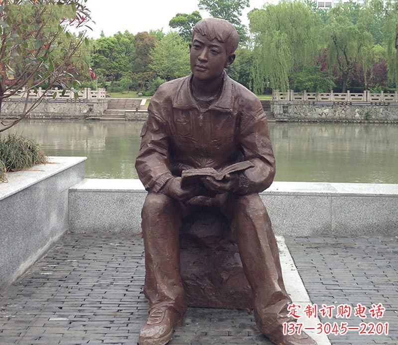 重庆公园看书的男人铜雕