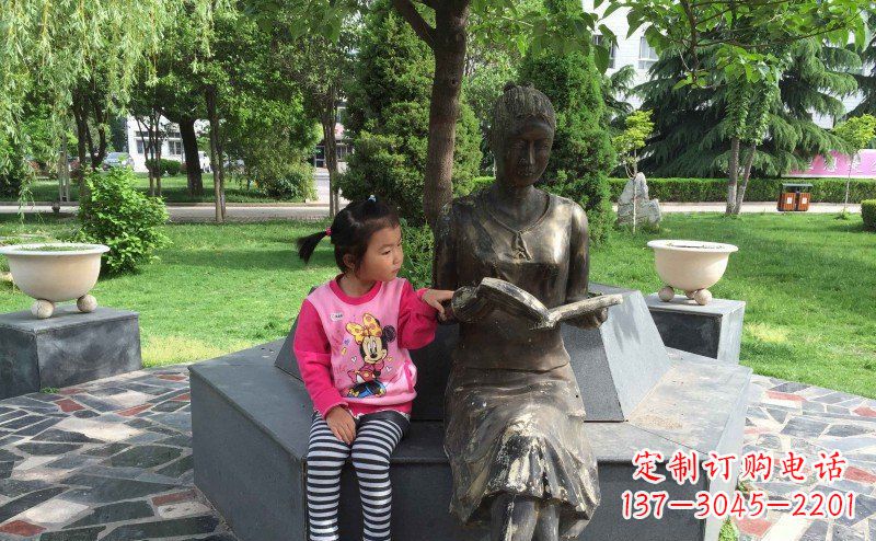 重庆公园看书的女孩人物铜雕
