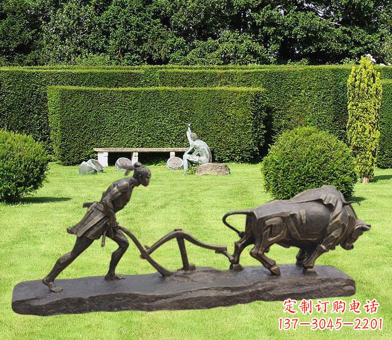 重庆公园犁地牛和古人小品铜雕
