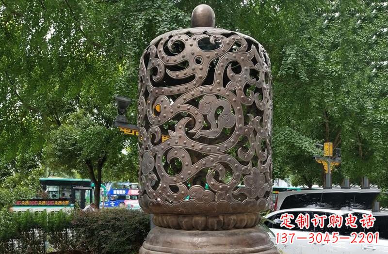 重庆公园镂空灯笼铜雕