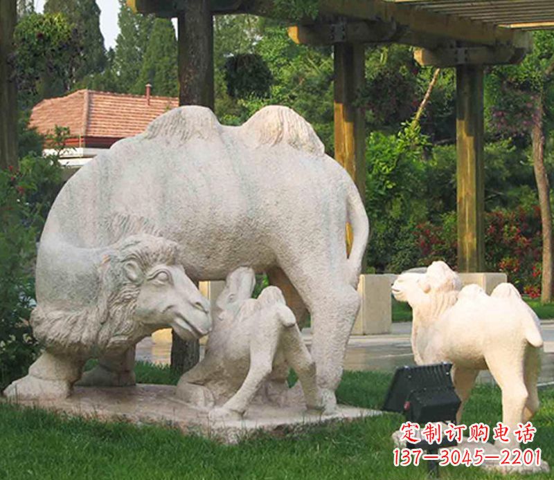 重庆公园骆驼一家石雕
