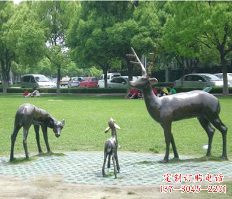 重庆梦幻般的雕塑——梅花鹿一家三口铜雕
