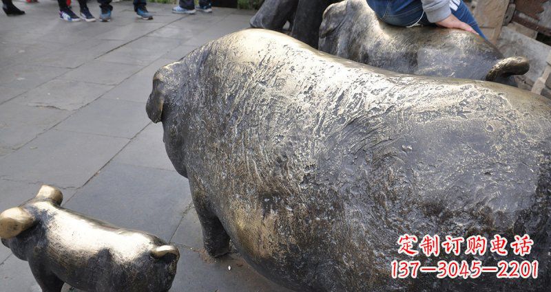 重庆公园精美母子猪铜雕