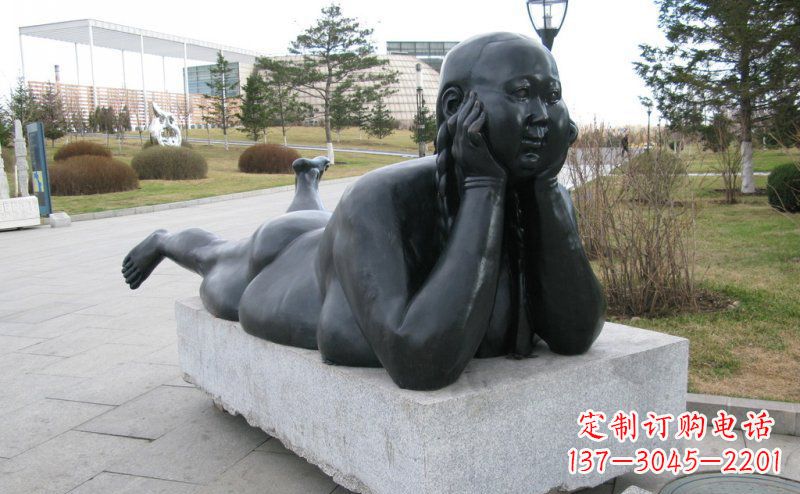 重庆趴着的胖女孩铜雕塑