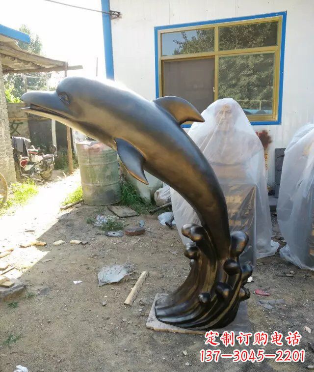 重庆公园喷水海豚动物铜雕