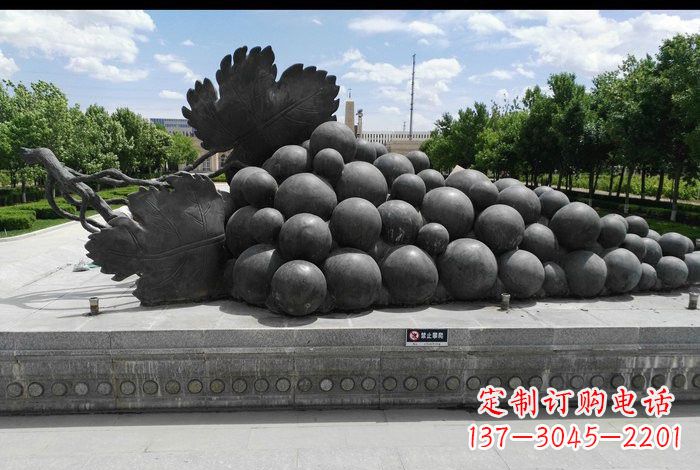 重庆公园葡萄铜雕