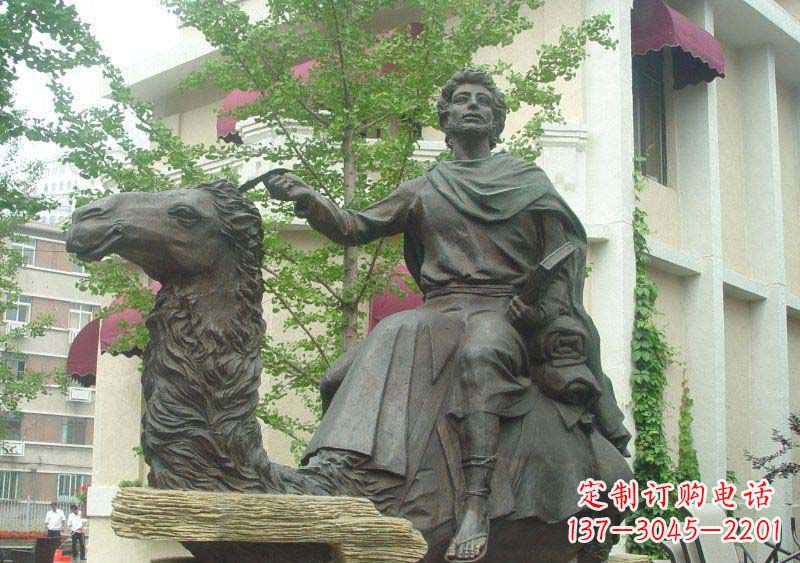 重庆公园骑骆驼的西方人物景观铜雕