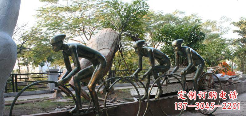 重庆公园骑自行车的人物景观铜雕