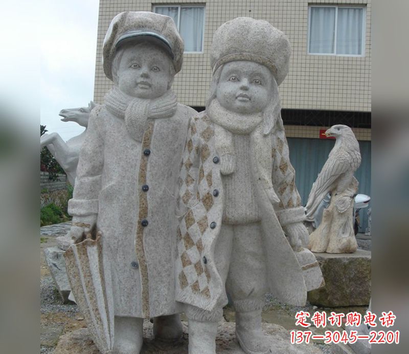 重庆公园情侣人物石雕