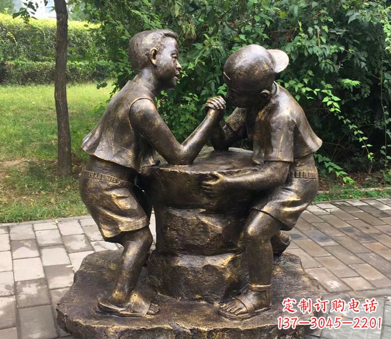 重庆公园人物掰腕子的儿童铜雕