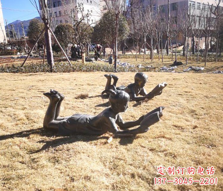重庆公园人物趴着看书的儿童玻璃钢仿铜雕塑