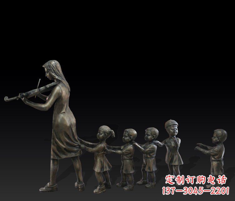 重庆公园人物老鹰捉小鸡铜雕