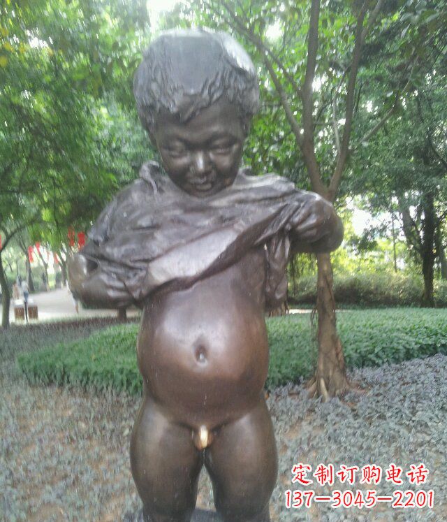 重庆公园撒尿的小男孩人物铜雕 (3)