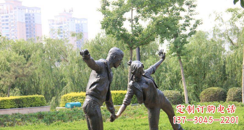 重庆爱情铸就的浪漫情侣雕塑
