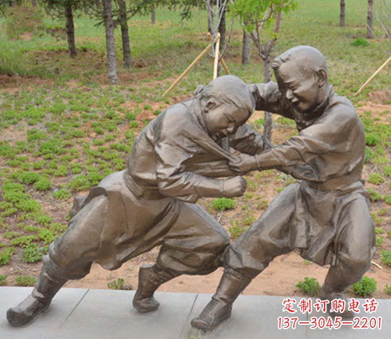 重庆公园摔跤的小男孩铜雕