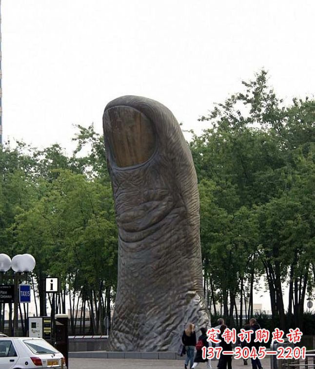 重庆公园竖着的大拇指景观铜雕