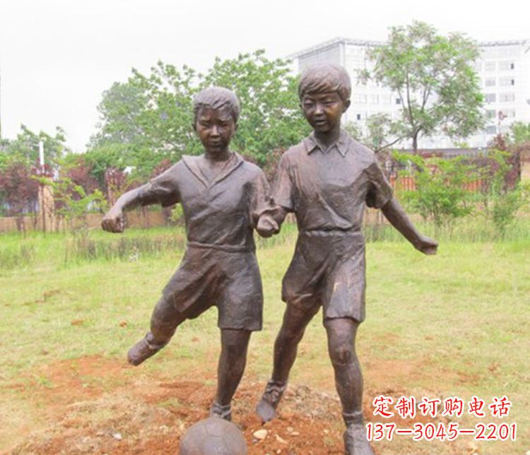 重庆童心盎然的足球铜雕