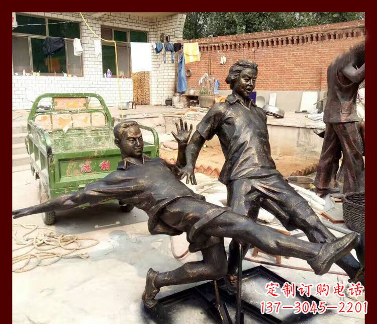 重庆公园踢足球的人物铜雕