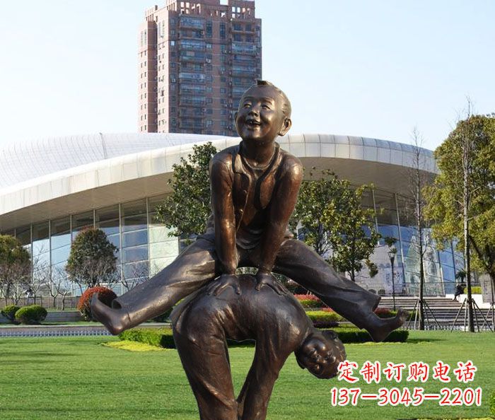 重庆公园跳山羊的儿童铜雕